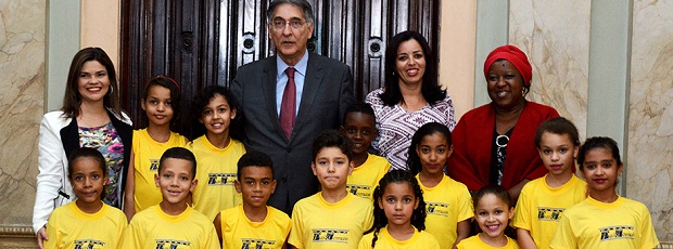 O governador Fernando Pimentel e a secretária de Educação, Macaé Evaristo, com alunos da rede estadual, que poderão participar de atividades no Instituto Inhotim. Foto: Veronica Manevy/Imprensa MG