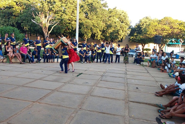 Escola  de Araçuaí já foi contemplada com as apresentações da companhia. Foto: Facebook Quik Cia de Dança