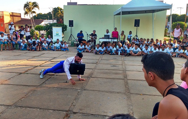 Ação é resultado de uma parceria entre a Secretaria de Estado de Educação e a Quik Cia de Dança. Foto: Facebook Quik Cia de Dança