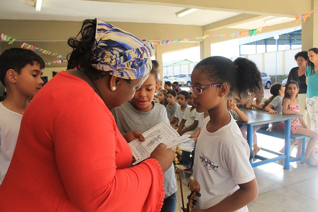 A estudante Rosália teve a oportunidade de ler o texto que escreveu para a secretária de Estado de Educação, Macaé Evaristo. Foto: Geanine Nogueira/ ACS SEE