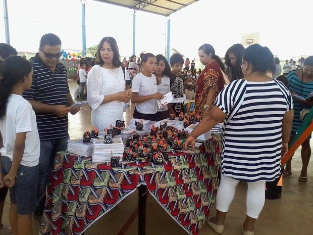 Em evento realizado pela escola, estudantes têm a oportunidade de autografar seus livros. Foto: Arquivo Escola