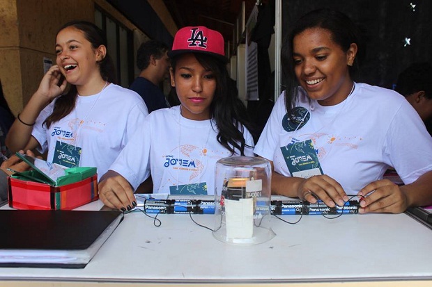 Jovens cientistas de escola pública na 16ª UFMG Jovem - Foto: Zirlene Lemos