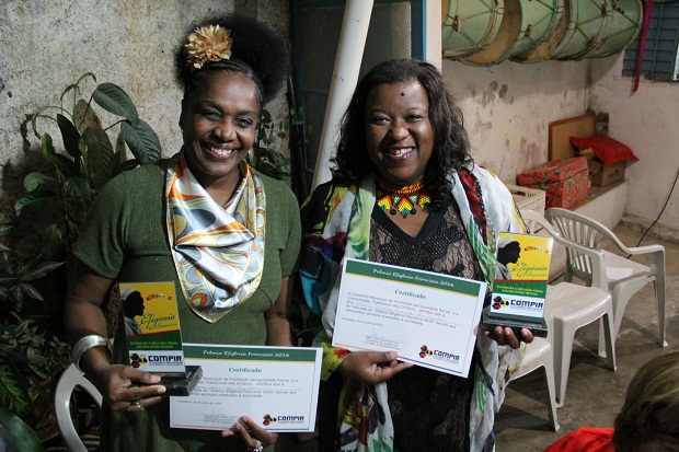 A secretária Macaé e a assessora Dóris foram contempladas com o prêmio Efigênia Fancisca. Foto: Elian Oliveira/ACS-SEE