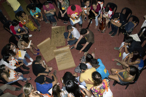 Ao final das oficinas, jovens se reuniram para apresentar o que foi discutido ao logo do dia. Foto: Reinaldo Soares ACS/SEE