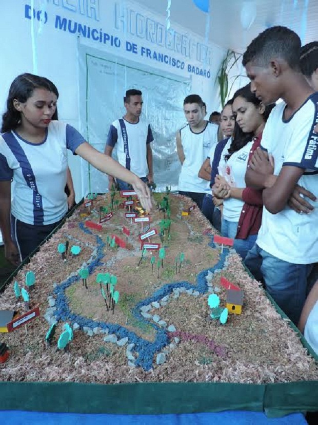 A bacia hidrográfica de Francisco Badaró foi um dos temas da 2ª Feira de Conhecimentos. Foto: Arquivo da Escola