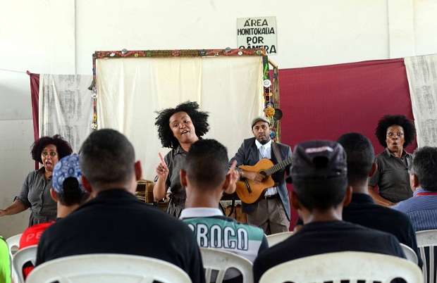 Internos assistiram com interesse ao espetáculo do Grupo Circo Teatro Olho da Rua. Foto: Marcelo Sant’Anna/Secom
