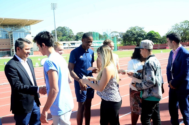 Estudantes tiveram a oportunidade de entregar os cartões para os atletas. Foto: Marcelo Sant'Anna / Imprensa MG