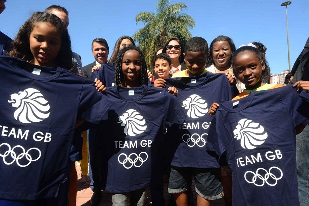 O o coordenador geral da equipe olímpica britânica, Paul Ford, entregou camisas para os estudantes. Foto: Marcelo Sant'Anna / Imprensa MG