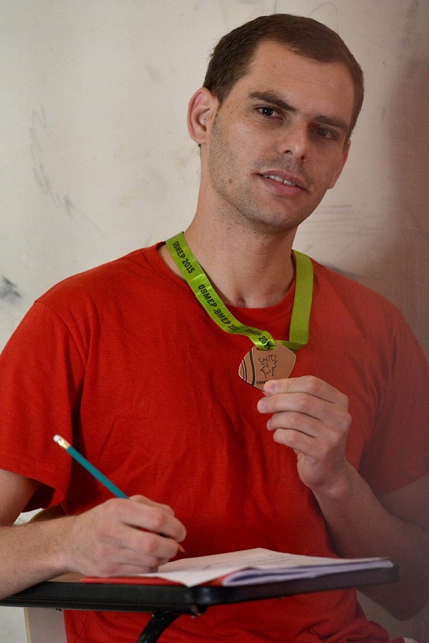 Diego Henrique da Silva exibe medalha da Obmep. Crédito: Carlos Alberto/Imprensa MG