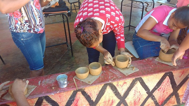 A cerâmica foi uma das oficinas de interação oferecidas durante o curso de Magistério Indígena. Foto: Arquivo da Escola.