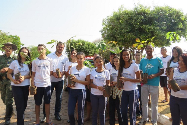Alunos do Ensino Médio da Escola Estadual Argemiro Antônio do Prado participaram do plantio de árvores na avenida principal de Buritis. Foto: Arquivo da Escola