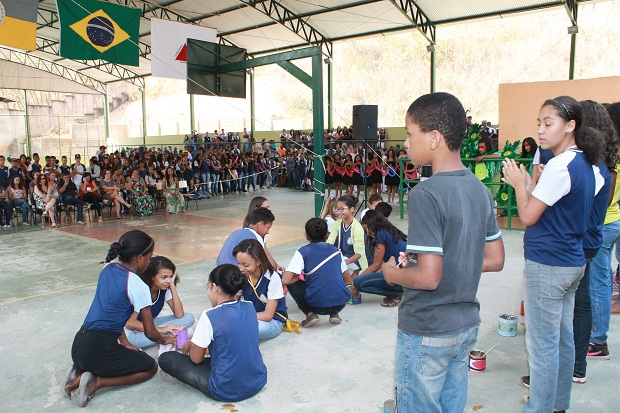 Os alunos realizaram apresentações de danças que destacavam a cultura africana, capoeira e a brincadeira “Escravos de Jó”. Foto: Geanine Nogueira - ACS/SEE