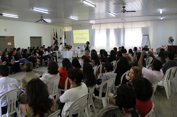 Secretária defendeu o Plano Nacional da Educação durante encontro com diretores. Foto: Elian Oliveira/ACS-SEE
