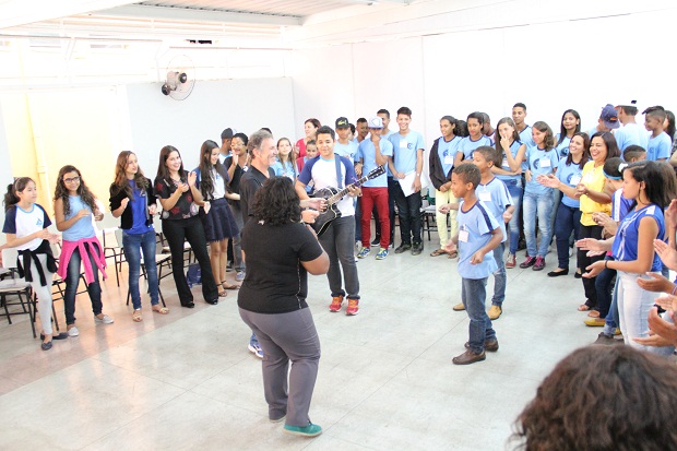 Secretária encontrou com jovens de Nova Era. Foto: Elian Oliveira/ACS-SEE