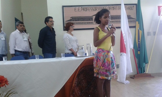 Aluna canta o Hino Nacional na abertura do Seminário. Foto: Arquivo da SRE/Diamantina