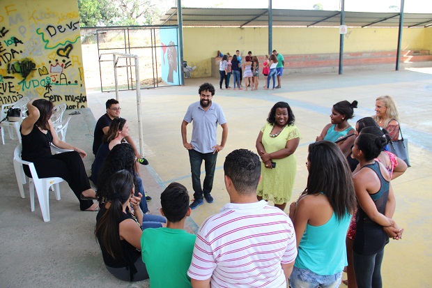 A oficina de teatro trabalha a linguagem da juventude na comunidade. Foto: Elian Oliveira/ACS-SEE