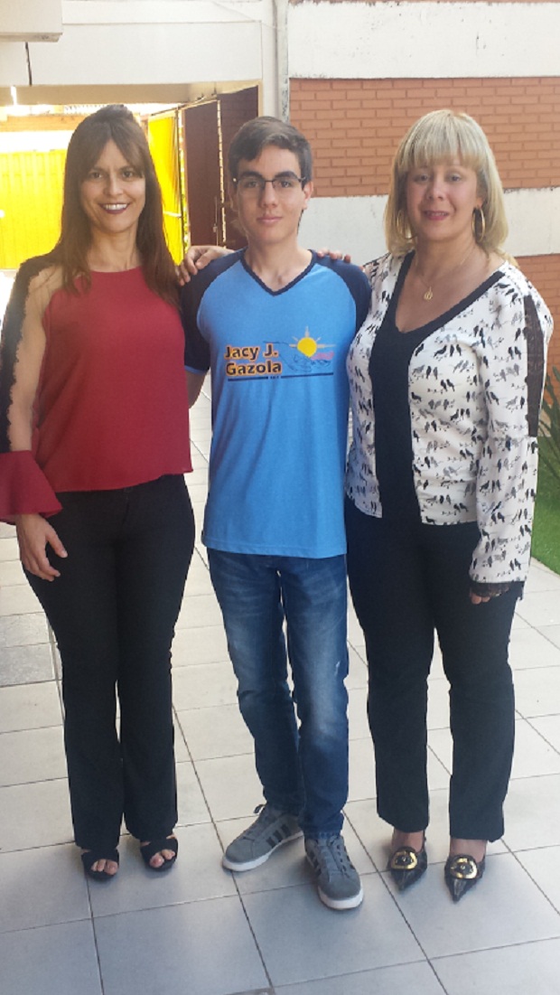 Da esquerda para a direita: a diretora da escola Luciene, o estudante Dilson e a professora de Língua Portuguesa Luana. Foto: Arquivo da Escola 