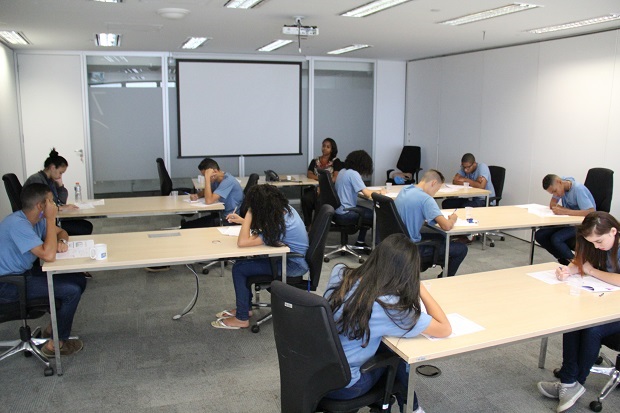 Estudantes do Jovem Aprendiz da SEE participam de simulado do ENEM. Foto: Elian Oliveira/ACS-SEE