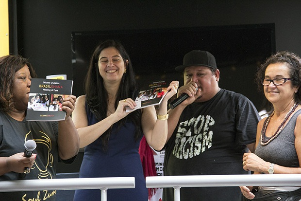 Diretora do Instituto de Educação foi a primeira a receber um exemplar do livro “Olhares Cruzados” . Foto: Reinaldo Soares/ ACS SEE 