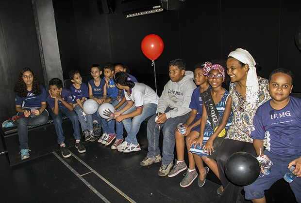 Estudantes e professores visitaram a exposição itinerante “Sentimentos da Terra”. Foto: Reinaldo Soares/ ACS SEE