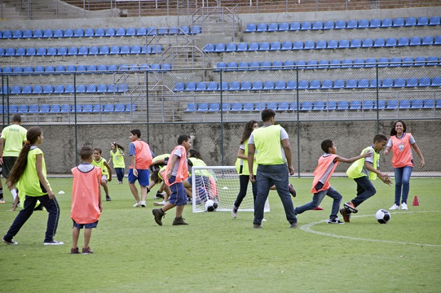 Estudantes tiveram a oportunidade de conhecer melhor as regras do futebol e de participar de um treino no campo do Sesc Venda Nova, em Belo Horizonte. Foto: Reinaldo Soares ACS/SEE