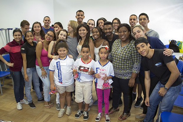 Doze turmas, com 400 alunos, apadrinharam 30 crianças de Betim. Foto: Reinaldo Soares/ACS-SEE
