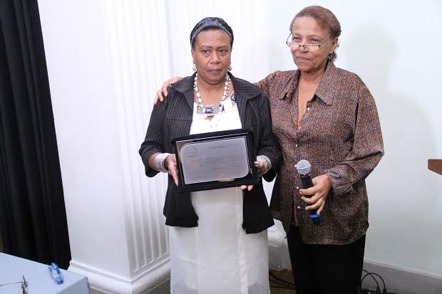 Isabel Gasparino representou a família na homenagem à Rainha do Congo e da Guarda de Moçambique Treze de Maio, Isabel Dona Isabel Casimira das Dores Gasparino, falecida em 2015. Foto: Elian Oliveira/ACS-SEE