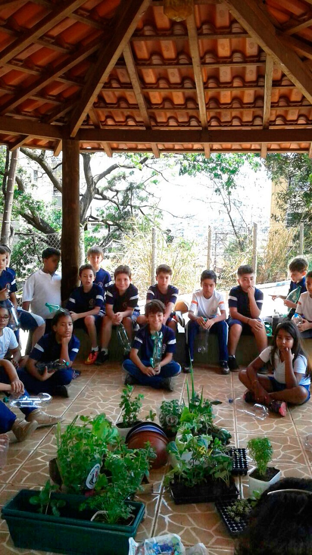 Crianças tomam conhecimento da importância do agricultor para os centros urbanos - Foto: Divulgação/Emater