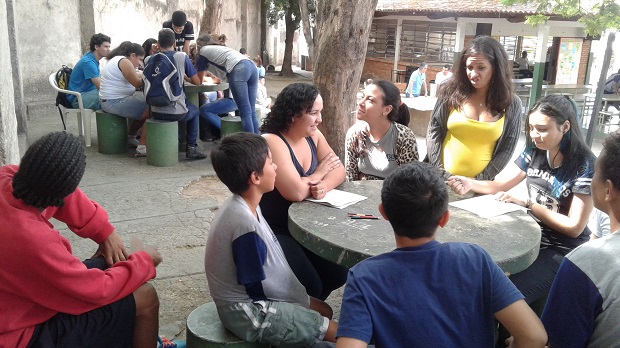 Os alunos formaram grupos de trabalho para criar conteúdos. Foto: Arquivo ACS/SEE