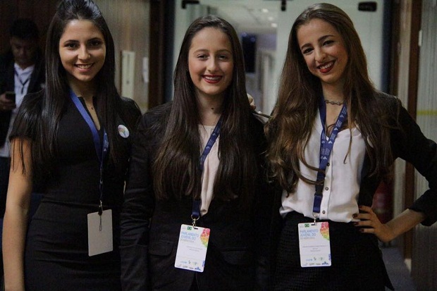 Parlamentares dos estados de Tocantins, Minas Gerais e Pernambuco, respectivamente. Foto: Divulgação Facebook Parlamento Juvenil do Mercosul | Brasil