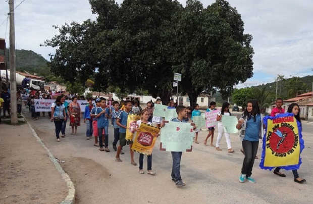 Estudantes participam da passeata ‘Juntos contra o Aedes aegypti’. Foto: arquivo escola.