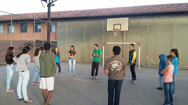 Estudantes se divertem em aula especial de Educação Física. Foto: arquivo da escola.