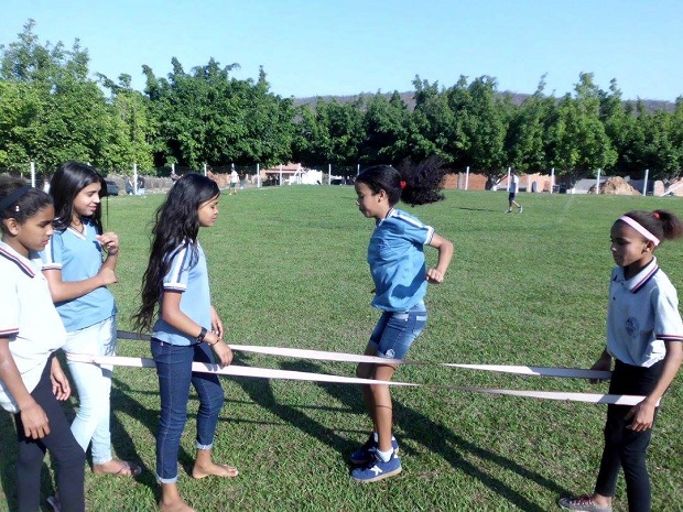 Estudantes participam de jogos na Escola Estadual Tenente Felismino Henriques de Souza. Foto: arquivo escola.