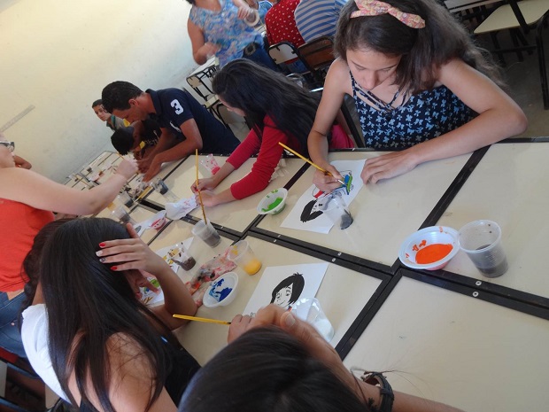Alunos participam atividade de pintura na Escola Estadual Tenente Felismino Henriques de Souza. Foto: arquivo escola