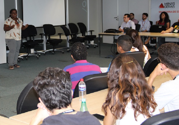 Secretária de Educação, Macaé Evaristo, conversa com os estudantes da Fundação João Pinheiro. 