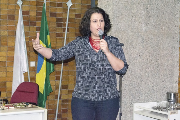 O Programa de Convivência Democrática foi apresentado pela coordenadora de Educação em Direitos Humanos e Cidadania da SEE, Kessiane Goulart, durante encontro com as SREs, em março. Foto: Elian Oliveira/ACS-SEE