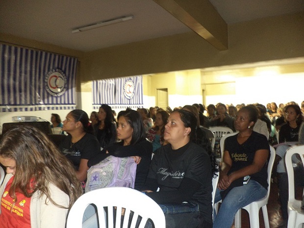 Alunos do Curso Normal em nível médio da Escola Estadual Cândida Cabral, em Belo Horizonte. Foto: arquivo escola.