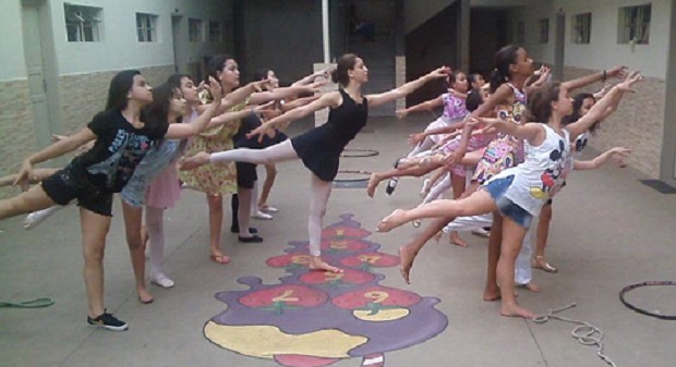 Estudantes participam de oficina de ballet na Escola Estadual Menino Jesus de Praga, em Caratinga. Foto: Arquivo escola