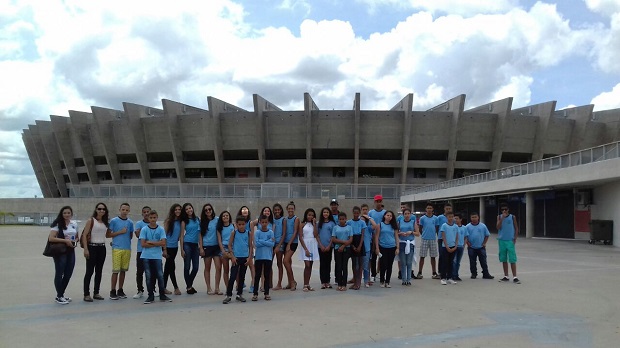 Estudantes posam em frente ao Mineirão. Foto: Arquivo escola.