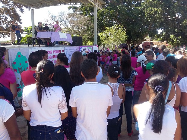 Moradores participam de palestra realizada na praça da cidade. Foto: arquivo escola.