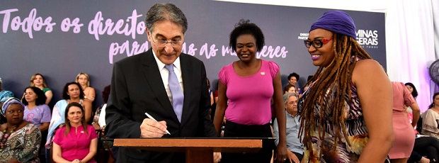 O governador Fernando Pimentel ao lado da subsecretária de Políticas para as Mulheres da Sedpac, Larissa Borges. Foto: Veronica Manevy/Imprensa MG