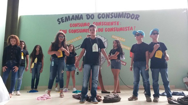 Estudantes se apresentam na Semana de Defesa do Consumidor. Foto: Arquivo escola