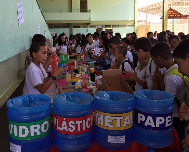 Alunos da Escola Estadual Presidente Tancredo Neves, localizada em Taiobeiras, participam de atividade na Semana do Consumidor. Foto: Arquivo escola.