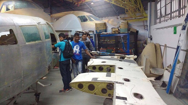 Estudantes aprendem sobre montagem e manutenção de aeronaves. Foto: Arquivo SRE Metropolitana C