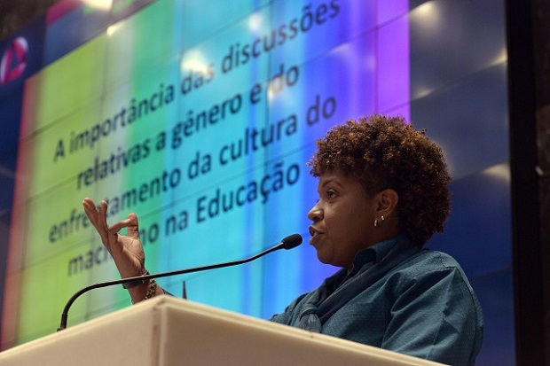Iara Viana destacou que “40% de todos os homicídios de mulheres no mundo são cometidos por um parceiro íntimo”. Foto: Willian Dias/ALMG