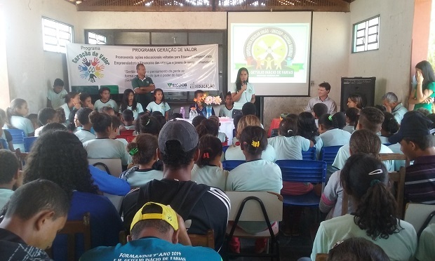 Na Cooperativa os alunos participam de todas as etapas de gestão e comercialização de produtos. Foto: Arquivo da Escola