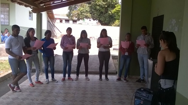 Alunos declamam poema para assistidos da APAE de Minduri. Foto: Arquivo escola.