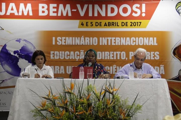 Secretária de Educação, Macaé Evaristo, ministra palestra em Seminário realizado em Mariana. Foto: Eric Samuel ACS/SEE.