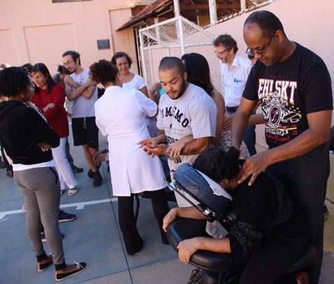 O curso de massoterapia é aberto ao público. Foto: Elian Oliveira/ACS-SEE