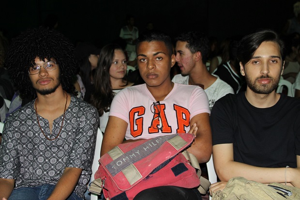 Rodrigo Penido (dir.) e Moisés Nunes (centro) estudantes de canto do Centro Interescolar. Foto: William Campos Viegas.